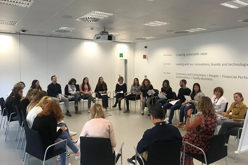 Empleados haciendo mindfulness en Henkel