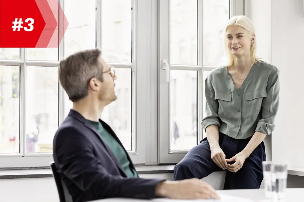 Un hombre y una mujer conversando