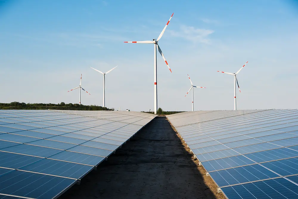 Paneles solares y energía eólica.