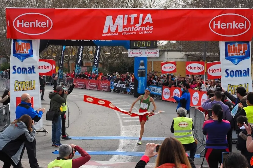 Ganador Mitja Marató Montornés cruzando la meta