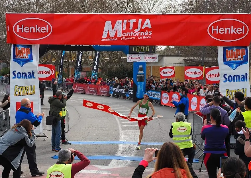 Ganador Mitja Marató Montornés cruzando la meta