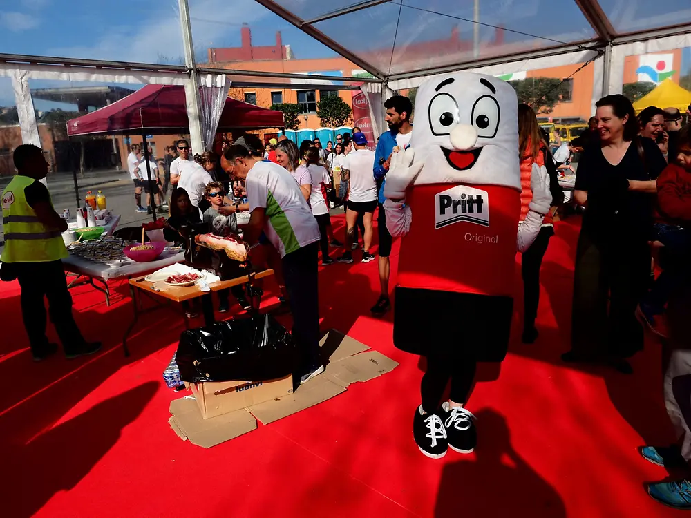 La mascota de Pritt saluda a la cámara en el evento del Mitja Marató de Montornés.