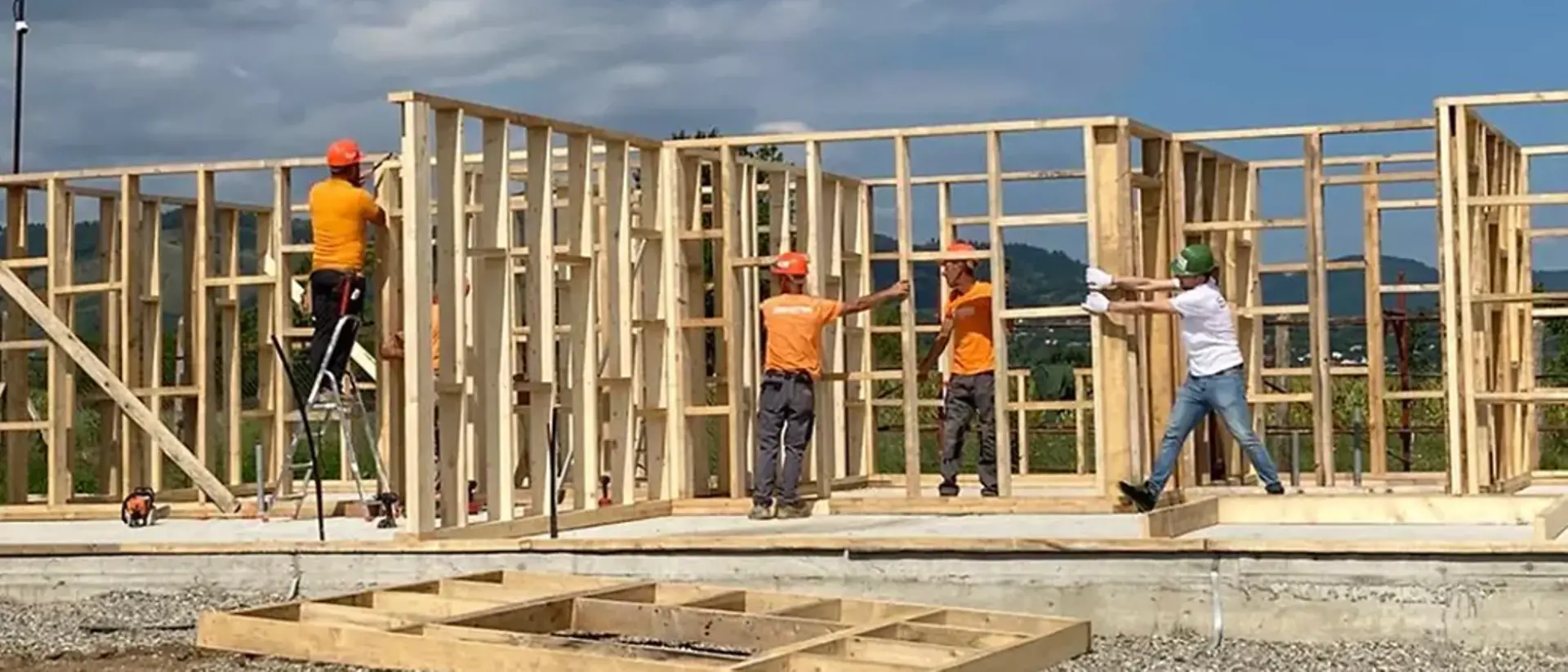 Empleados de Henkel trabajando juntos en una construcción de Habitat for Humanity en Rumanía.