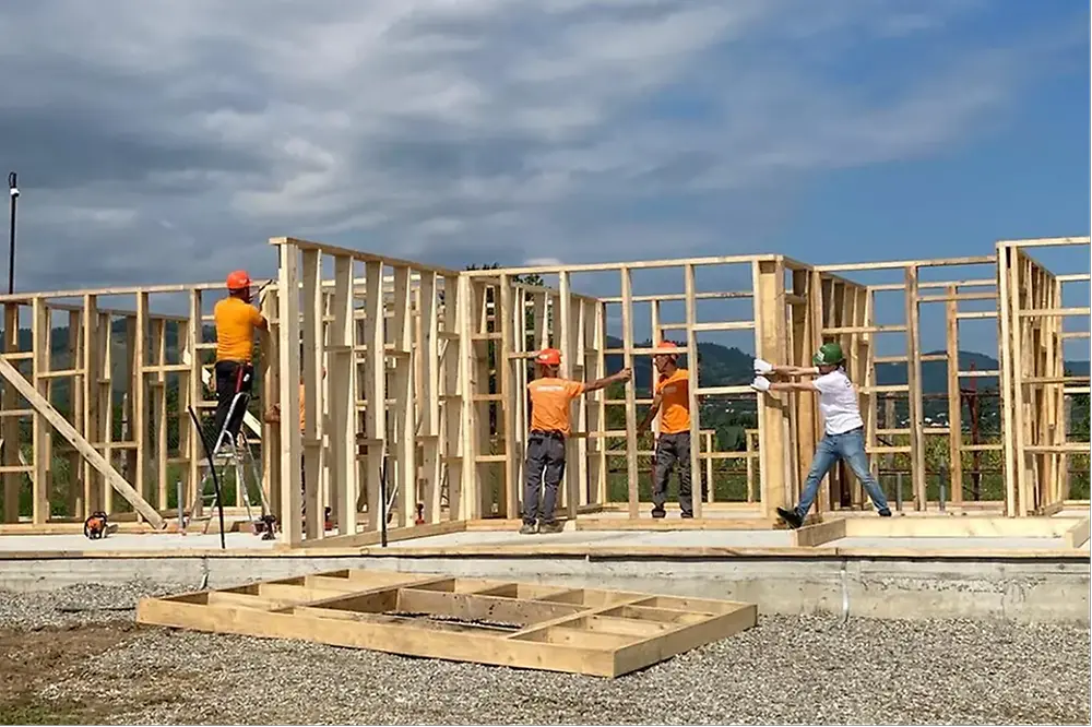 Empleados de Henkel trabajando juntos en una construcción de Habitat for Humanity en Rumanía.