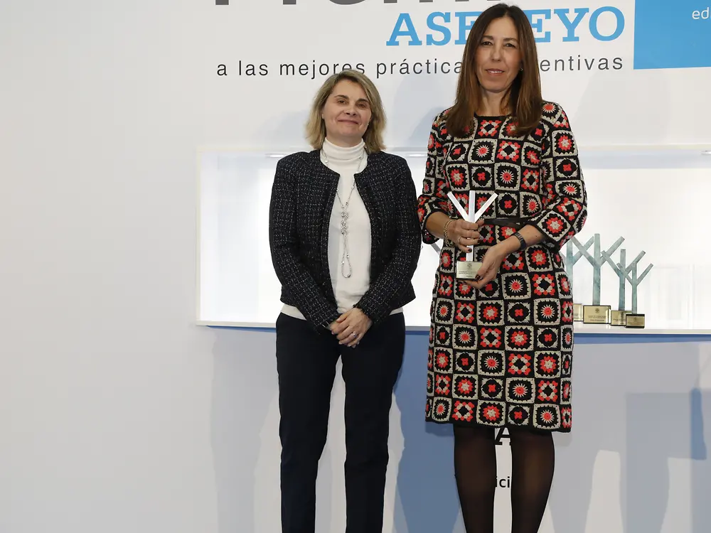 Griselda Serra, Directora de Recursos Humanos de Henkel Ibérica, recogiendo el segundo premio ex aequo en la categoría ‘Mejor práctica de gestión de la prevención’ de los Premios Asepeyo.