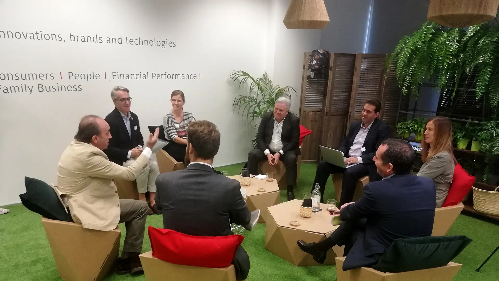 Mesa redonda con la participación de representantes de diferentes medios de comunicación, empresas, universidades e instituciones como Ecoembes, Asociación Española de Naciones Unidas, Kantar Worldpanel, ESADE, Alpla, Corresponsables y Henkel Ibérica.