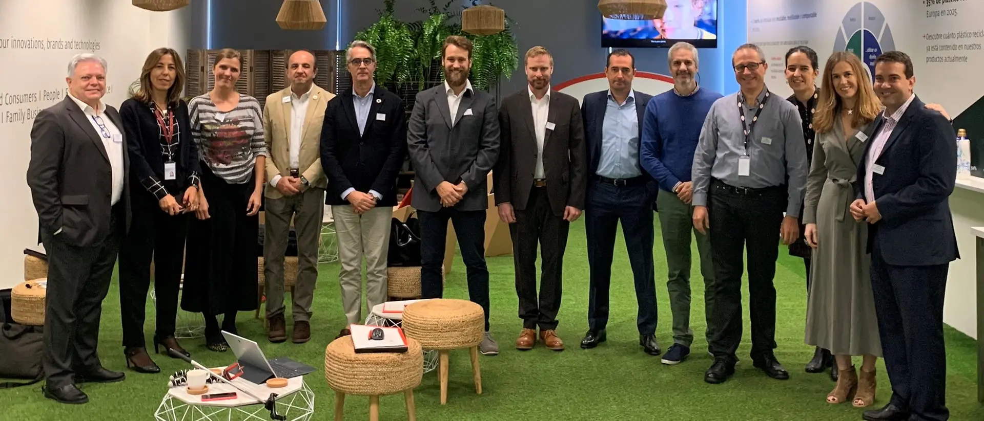 : Foto de grupo con los expertos de RSC y asistentes en las oficinas de Henkel Ibérica, de izquierda a derecha: Francesc Lozano Winterhalder, Griselda Serra, Beatriz Aylagas, José Luis Gallego, Xavier Guerrero, Txema Morales, Christian Fessler, Roberto Gavilán, German Blando, Toni Machín, Laura Pujal, Elisenda Ballester y Marcos González.